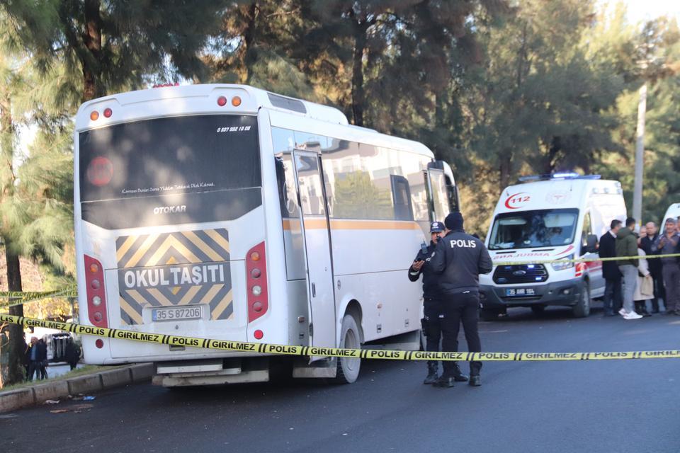 Öğrenci servisi park halindeki tıra çarptı: 1 ölü, 1 yaralı