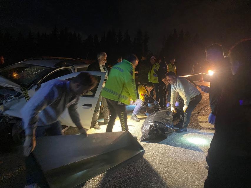 (DÜZELTME) ANTALYA'DA 3 ARACIN KARIŞTIĞI FECİ KAZA: 3 ÖLÜ KONTROLDEN ÇIKIP KARŞI ŞERİDE GEÇTİ: HURDAYA DÖNEN TOFAŞ OTOMOBİLDE KURTULAN OLMADI