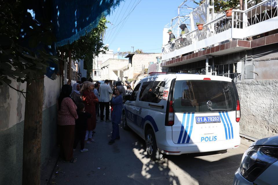 YATAĞIN ALTINA KONULAN ISITICIDAN YANGIN ÇIKTI, 3 ÇOCUK FECİ ŞEKİLDE CAN VERDİ ADANA'DA YATAĞIN ALTINA KONULAN ISITICIDAN ÇIKAN YANGINDAN DOLAYI EN BÜYÜĞÜ 6 EN KÜÇÜĞÜ 1 YAŞINDAKİ 3 ÇOCUK YANARAK FECİ ŞEKİLDE HAYATINI KAYBETTİ YANGIN BABA İŞTEYKEN ÇIKARKEN ANNE İSE CANINI ZOR KURTARDI