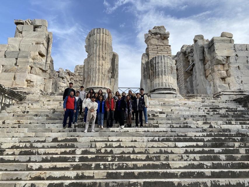 DİDİM'DE GENÇLER APOLLON TAPINAĞI'NI GEZDİ