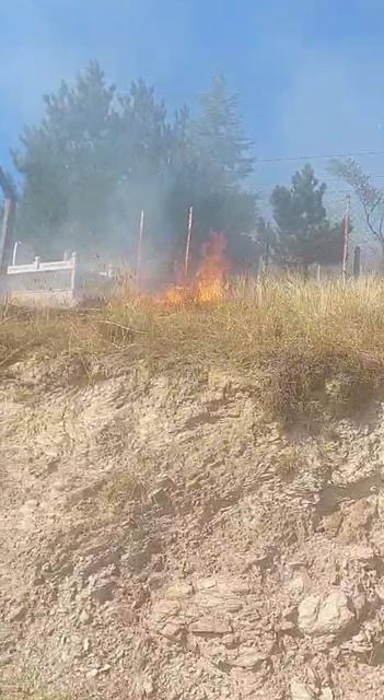 Otluk alanda çıkan yangın mezarlara zarar verdi