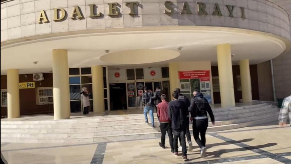 ŞANLIURFA'DA EVDEN ALTIN ÇALAN ŞÜPHELİLER YAKALANDI