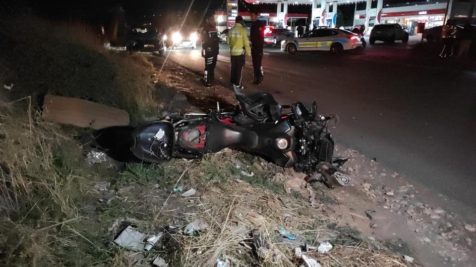 Motosikletli polis ekibi ile otomobil çarpıştı: 2 polis yaralandı