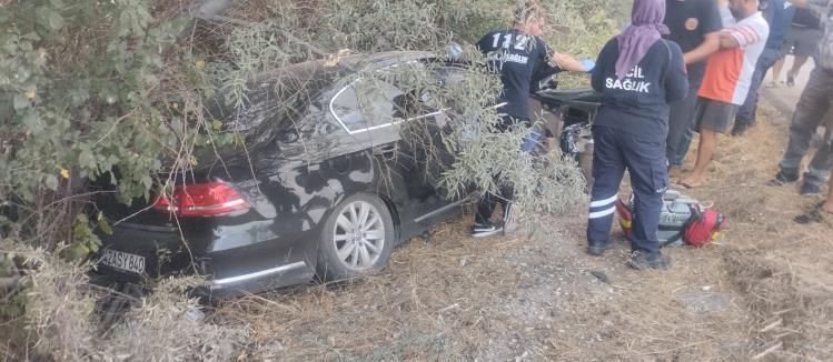 Otomobil yol kenarındaki ağaçlara çarptı: 1 ölü, 1 yaralı