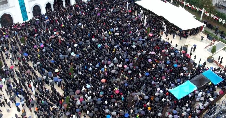 FERDİ TAYFUR GÖZYAŞLARIYLA SON YOLCULUĞUNA UĞURLANDI TAYFUR'UN CENAZESİNDE İZDİHAM: OĞLU FENALAŞTI