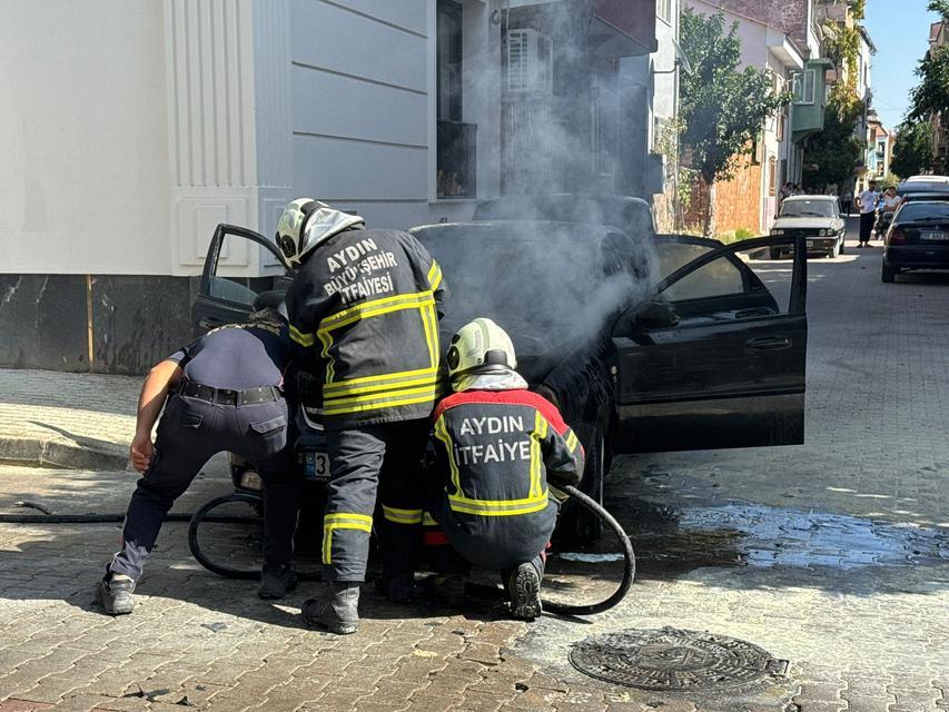 NAZİLLİ'DE OTOMOBİL YANGINI