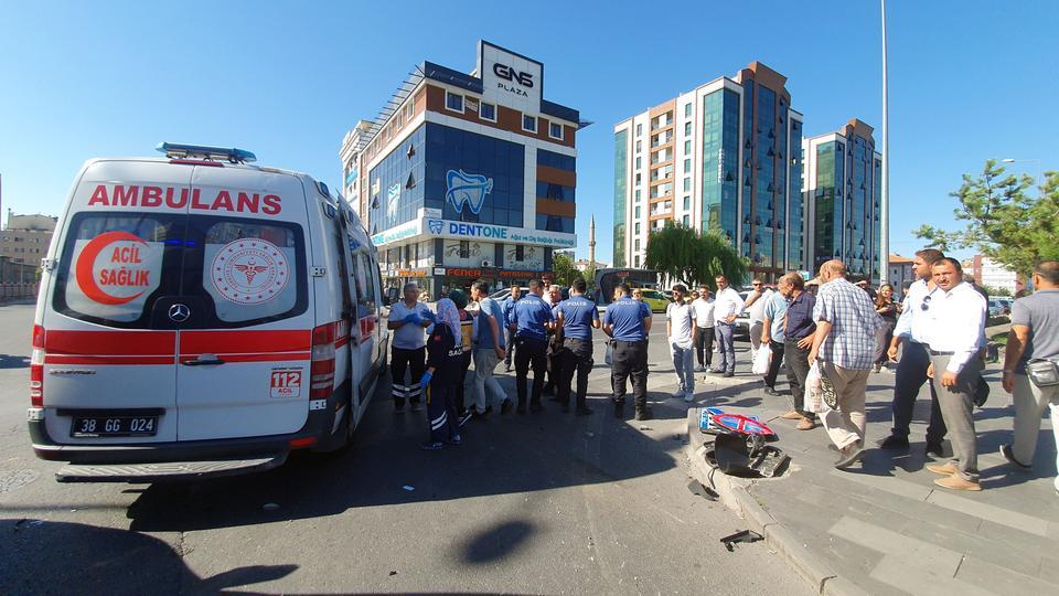 FRENİ PATLAYAN HALK OTOBÜSÜ DEHŞET SAÇTI: 4 YARALI KALDIRIMDAKİ 2 YAYAYA ÇARPAN HALK OTOBÜSÜ 700 METRE SONRA DURABİLDİ DEHŞET ANLARININ KAMERAYA YANSIDIĞI OLAYDA OTOBÜSÜN İÇERİSİNDEN ATLAYAN YOLCU DA YARALANDI