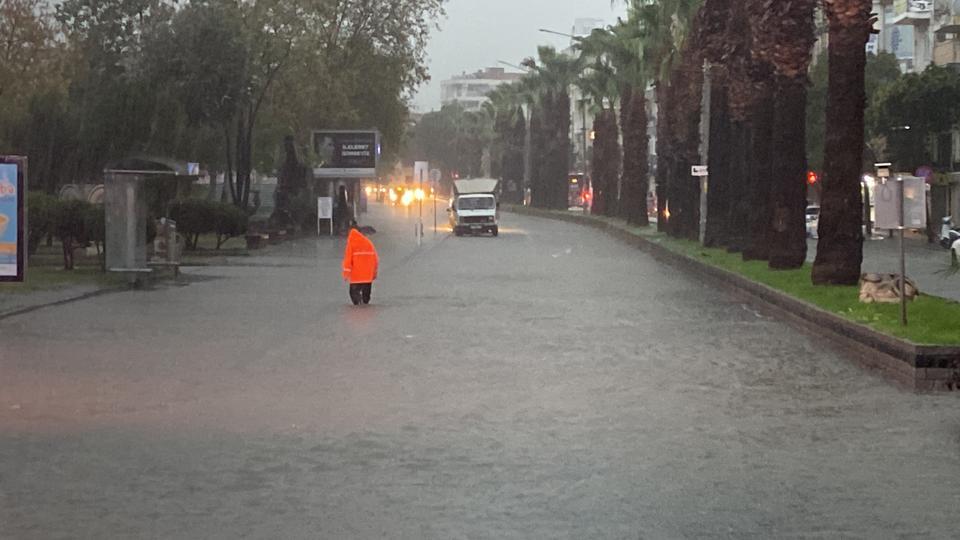 ÇANAKKALE'DE CADDE VE SOKAKLAR GÖLE DÖNDÜ