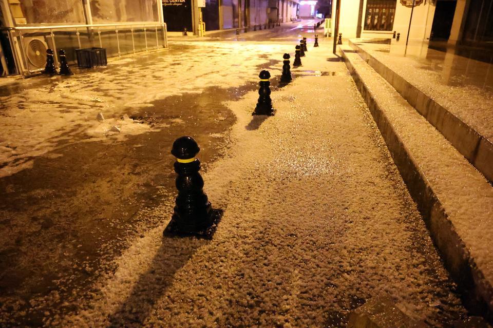 VATANDAŞLAR SOKAKTA KAR DEĞİL, DOLU KÜREDİ