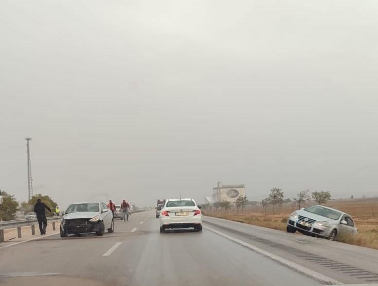 KONYA'DA TOZ FIRTINASINDA ZİNCİRLEME KAZA:  6 YARALI