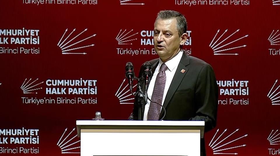 CHP GENEL BAŞKANI ÖZEL: "İMAMOĞLU'NU KİMSENİN İNSAFINA BIRAKMAYIZ, HERKES HADDİNİ BİLECEK" "YEREL SEÇİMLERİN YAKLAŞTIĞI DÖNEMLERDE BİRLİĞİMİZİ BOZMAK İSTEYENLER OLDU" "SEÇİM ÖNCESİ ESKİ DOSTLARIMIZIN YAKLAŞIMLARI OLUŞTURMAYA ÇALIŞTIĞIMIZ İTTİFAKIN TEMELLERİNİ BOMBALAMAYA YÖNELİKTİ" "AK PARTİ'NİN KAZANMASINA KATKI SAĞLAMAYA ÇALIŞANLARI DA BİR KENARA NOT ETMEDİK. ARTIK BİZİM ONLARLA İŞİMİZ GÜCÜMÜZ YOK" "YAPTIĞIMIZ GÖRÜŞME NE AK PARTİ İLE İTTİFAK GÖRÜŞMESİ, NE CUMHUR İTTİFAKI'NA İLTİHAK GÖRÜŞMESİDİR" "MEVCUT GENEL BAŞKAN İMZA TOPLAMAZ, TOPLAYAMAZ" "HAKKARİLİLERİN BELEDİYE BAŞKANI SEÇEMEMESİNİ, KAYYUM UYGULAMALARINI SONUNA KADAR KINIYORUM"