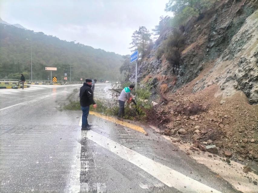 Kemer’de ufak çaplı toprak kayması meydana geldi