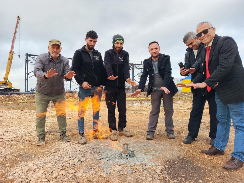 BURSA'DA DOĞAL GAZ BULUNDU BURSA'DA ZEMİN ETÜDÜ YAPAN İŞÇİLER TESADÜFEN DOĞAL GAZ BULDU DOĞAL GAZIN YANDIĞINI GÖREN ÇEVREDEKİLER ISINMAYA GELDİ