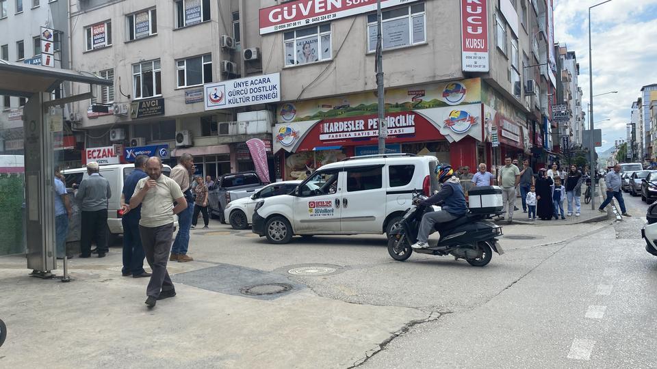 Dede ve torun, tartıştığı polisi sandalye ile yaraladı