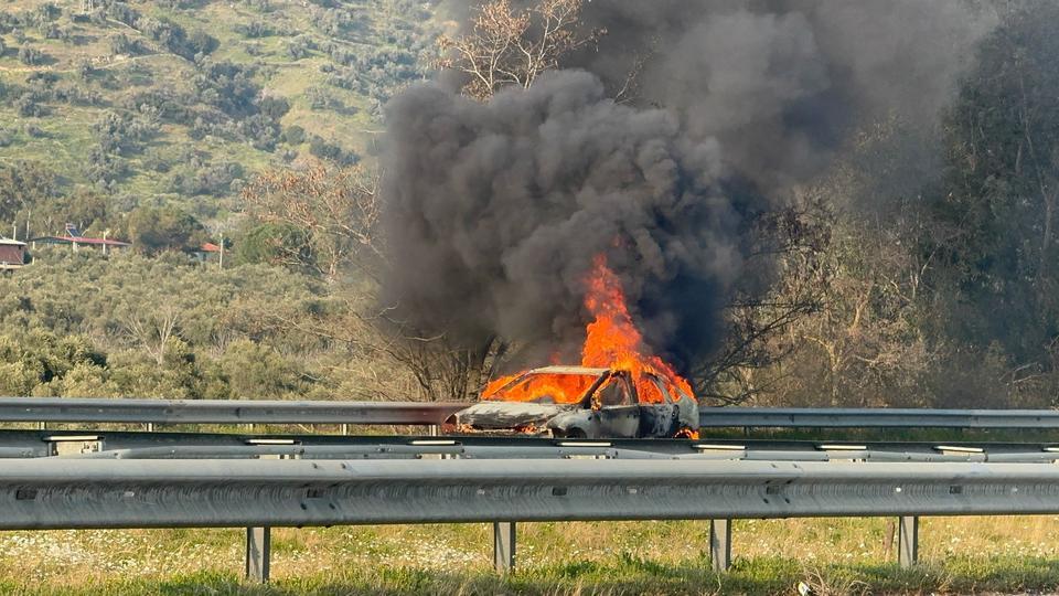 Aydın'da otoyolda yanan araç hurdaya döndü