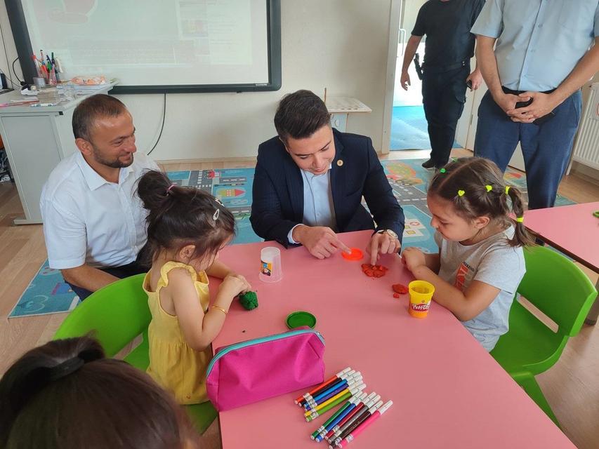 KAYMAKAM GÜNDOĞDU'DAN ÖĞRENCİLERE DONDURMA