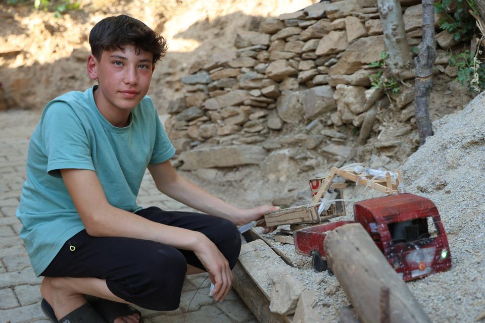 İMKANSIZLIKLAR ALTINDA HAYALLERİNDEN VAZGEÇMEYEN OLCAY'IN YETENEKLERİ GÖRENLERİ ŞAŞIRTIYOR KÖYDEKİ ATIKLARDAN BÜYÜK HAYALLER KURUYOR