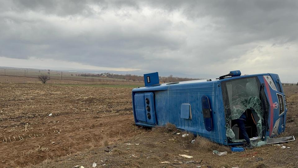 CEZAEVİ ARACI DEVRİLDİ, 14 KİŞİ YARALANDI