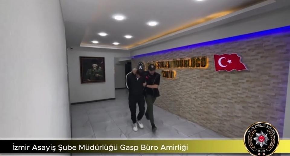 SIRA BEKLER GİBİ YAPTI, ATM'DEN PARA ÇEKEN EMEKLİYİ GASP ETTİ İZMİR'DE ATM'DEN EMEKLİ PARASINI ÇEKEN YAŞLI ADAMIN GASP EDİLMESİ KAMERADA