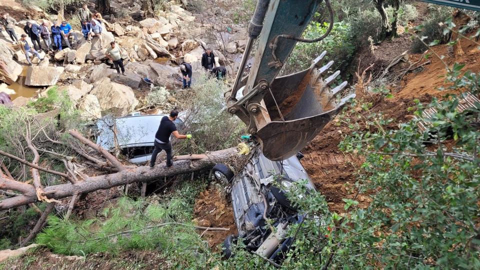 SELE KAPILAN ARAÇLAR KURTARILIYOR