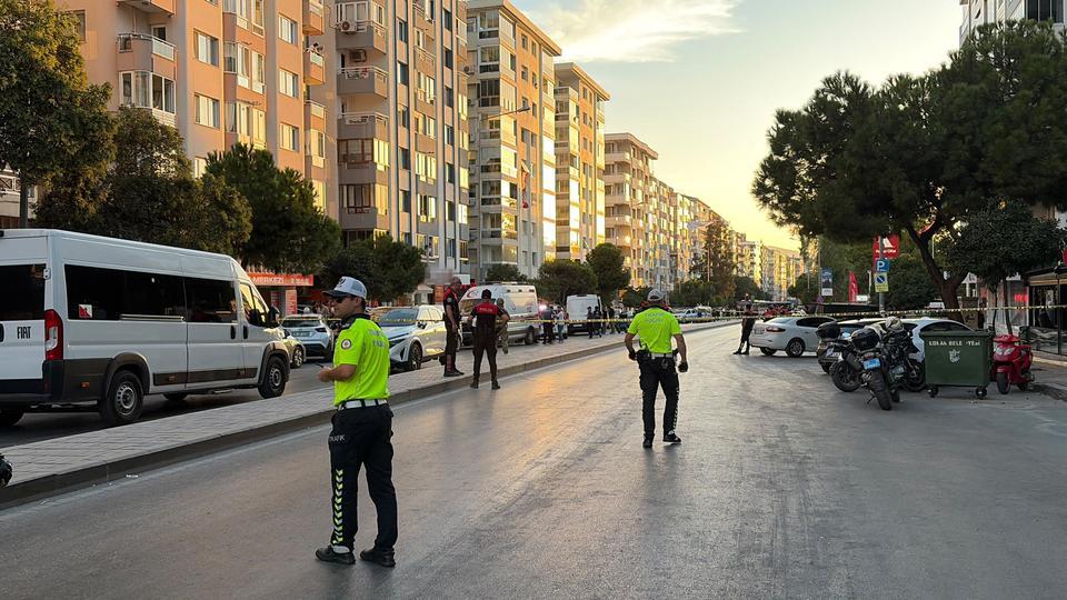 Bankada güvenlik görevlisinin silahıyla 5 kişiyi rehin aldı