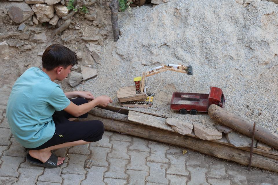 İMKANSIZLIKLAR ALTINDA HAYALLERİNDEN VAZGEÇMEYEN OLCAY'IN YETENEKLERİ GÖRENLERİ ŞAŞIRTIYOR KÖYDEKİ ATIKLARDAN BÜYÜK HAYALLER KURUYOR