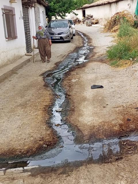 ÖMERBEYLİ MAHALLESİ SAKİNLERİ, SOKAĞA AKITILAN PİS SULARDAN ŞİKAYETÇİ