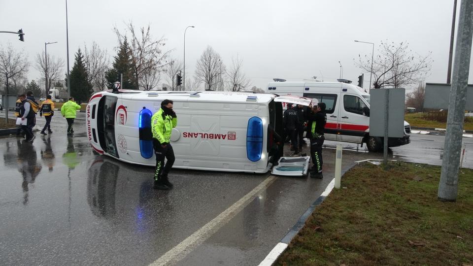 Ambulansla otomobil çarpıştı: 1 kişi yaralandı