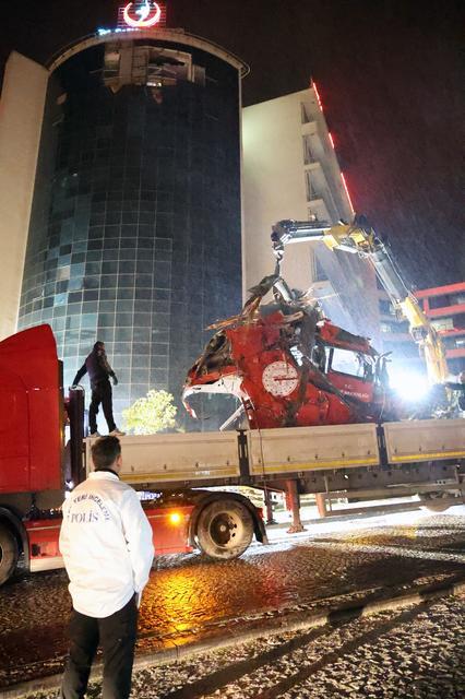 DÜŞEREK KAZA KIRIMA UĞRAYAN AMBULANS HELİKOPTERİN ENKAZI KALDIRILDI