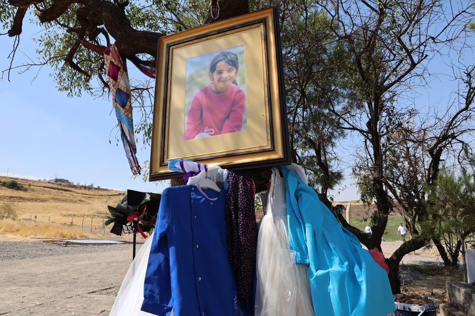 TÜRKİYE'NİN DÖRT BİR YANINDAN GELEN VATANDAŞLAR 10 GÜNDÜR NARİN'İN MEZARINI ZİYARET EDİYOR DİYAR EMER: "NARİN ÖLMEDİ, İNSANLIK ÖLDÜ. BURADAKİ KÜÇÜK BİR BEDEN DEĞİL DE İNSANLIĞI BİZ TOPRAĞA GÖMDÜK"