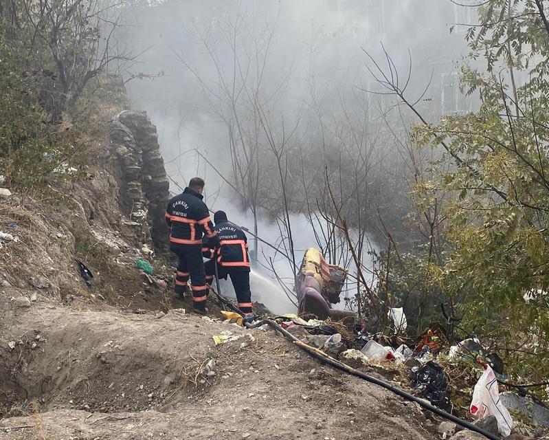 Atık eşyaların tutuşmasıyla çıkan yangın korkuttu