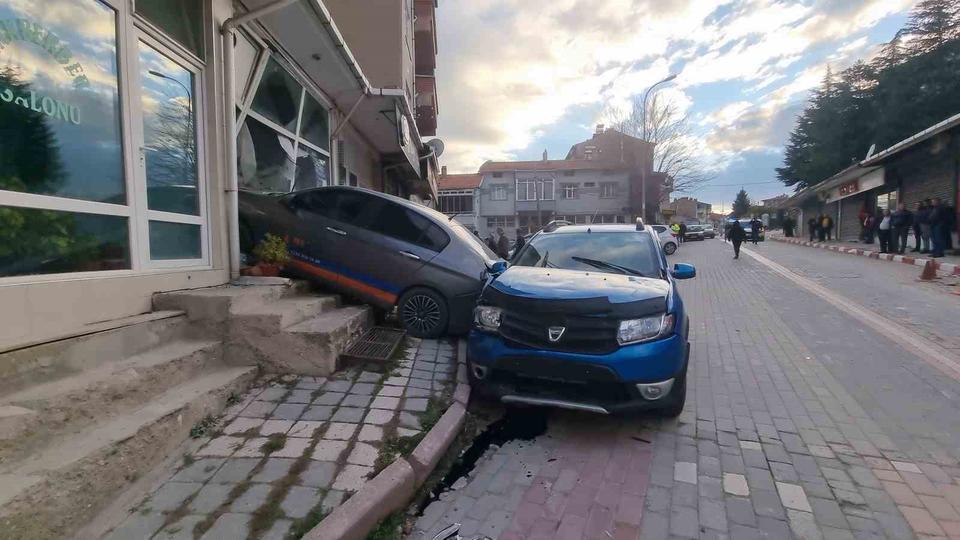 KÜTAHYA'DA KONTROLDEN  ÇIKAN ARAÇ DEPONUN İÇİNE GİRDİ (TAMER YİĞİT/KÜTAHYA-İHA)