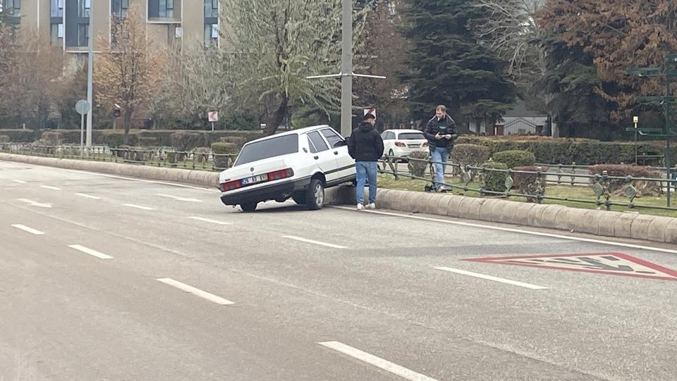 Otomobil bariyerlere çarpıp refüje çıktı