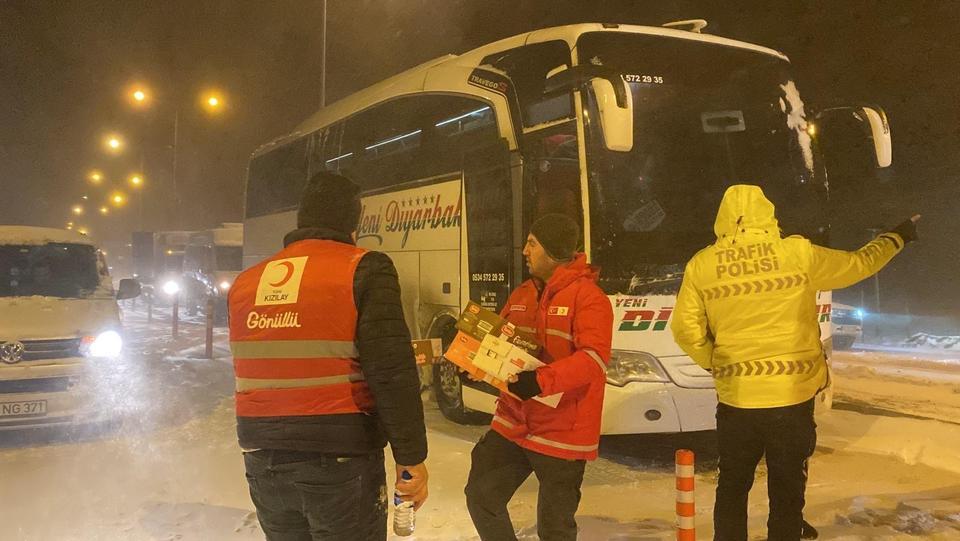 Olumsuz hava nedeniyle mahsur kalan 233 vatandaş kurtarıldı