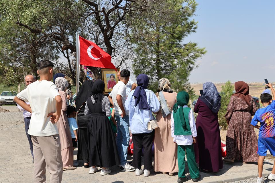 TÜRKİYE'NİN DÖRT BİR YANINDAN GELEN VATANDAŞLAR 10 GÜNDÜR NARİN'İN MEZARINI ZİYARET EDİYOR DİYAR EMER: "NARİN ÖLMEDİ, İNSANLIK ÖLDÜ. BURADAKİ KÜÇÜK BİR BEDEN DEĞİL DE İNSANLIĞI BİZ TOPRAĞA GÖMDÜK"