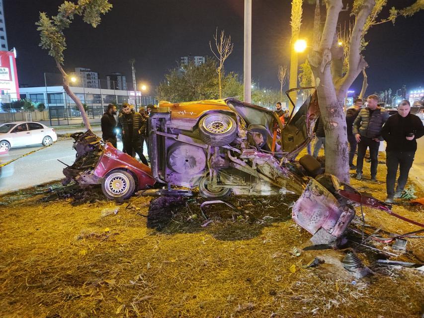 ADANA'DA İKİYE BÖLÜNEN OTOMOBİLDE ÖLÜ SAYISI 2'YE YÜKSELDİ