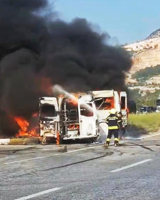 Edinilen bilgiye göre, Muğla karayolu Menteş kavşağında 48 BR 882 plakalı araç ile 48 S 5086 plakalı servis aracının çarpışması sonrası araçlarda yangın çıktı.