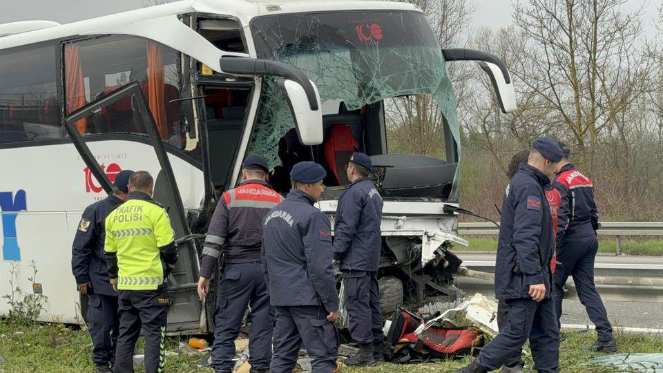 TIRLA ÇARPIŞAN OTOBÜS REFÜJE ÇIKTI: 1'İ AĞIR 15 YARALI