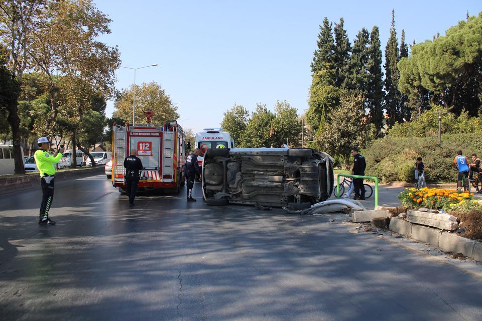 KONTROLDEN ÇIKAN OTOMOBİL YAN YATTİ