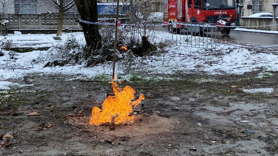 KOCAELİ'DEKİ METAN GAZI KAR YAĞIŞINA RAĞMEN 4 GÜNDÜR YANIYOR