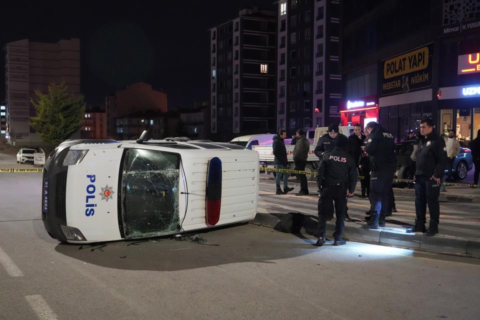 Polis otosu, otomobil ile çarpıştı