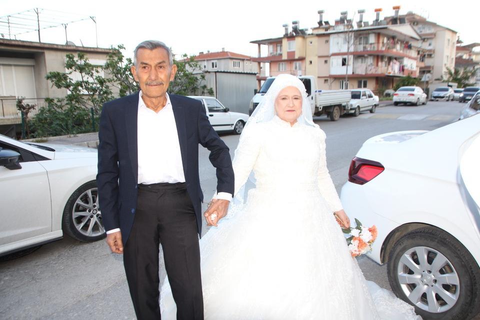 EŞİNE 45 YIL SONRA GELİNLİK GİYDİRDİ, GÖZYAŞLARINI TUTAMADI 70 YAŞINDAKİ YAŞLI ADAM, 66 YAŞINDAKİ EŞİYLE DAVULLU ZURNALI DÜĞÜN YAPTI DAMAT: "EŞİMİN İÇİNDE HEP UKDE OLARAK KALMIŞTI"