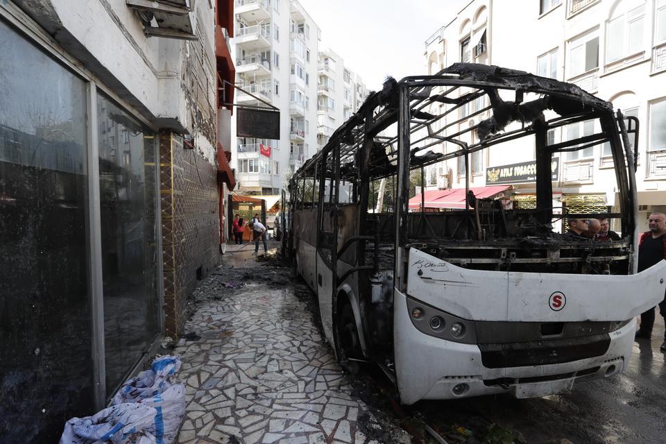 MİDİBÜS ALEV ALEV YANDI, MAHALLE SAKİNLERİ ENDİŞE İÇİNDE İZLEDİ GÖRGÜ TANIĞI: "MİDİBÜSTEN ÖNCE 2 ÇOCUK ÇIKTI SONRA YANGIN BAŞLADI" PARK HALİNDEKİ MİDİBÜSTE ÇIKAN YANGIN KORKUTTU