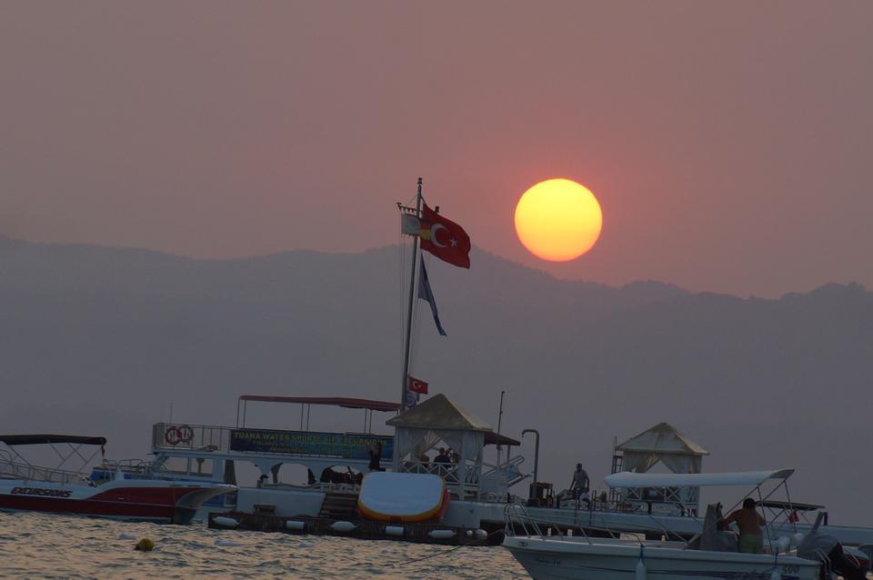 FETHİYE'DE GÜN BATIMI GÖRSEL ŞÖLEN OLUŞTURDU TÜRK BAYRAĞI ALTINDA GÜN BATIMI FOTOĞRAF KARELERİNE YANSIDI