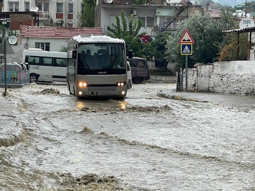 Aydın'da sağanak yaşamı olumsuz etkiledi