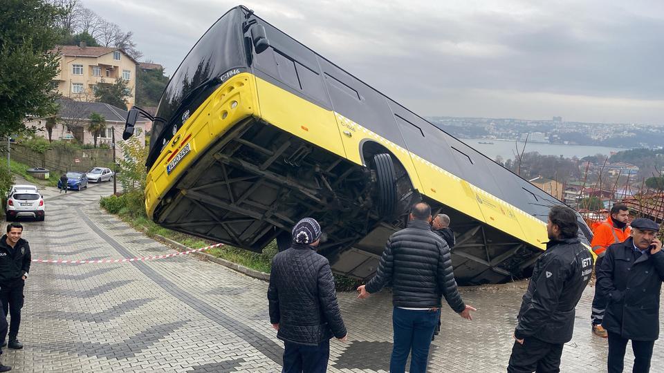 Sarı otobüs evin bahçesine düştü