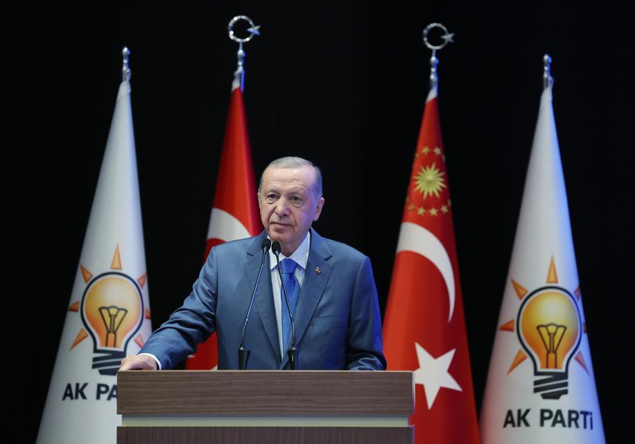 CUMHURBAŞKANI ERDOĞAN: "ÖZGÜRLÜK OLARAK PAZARLAYAN BİR DİJİTAL FAŞİZMLE KARŞI KARŞIYAYIZ" "MAZLUMLARIN, ACILARI ÜZERİNDE SEVİNÇ ÇIĞLIKLARI ATAN VİCDAN FUKARALARINI NE TARİH NE DE ÇOCUKLARI AFFEDECEK" "40 BİN İNSANIN ÖLÜMÜNDEN SORUMLU OLANLARDAN HESAP SORMAYIP BİR DE ONLARI KIRMIZI HALIYLA KARŞILAMAK AÇIK SÖYLÜYORUM VİCDANSIZLIKTAN ÖTE BASİRETSİZLİKTİR" "MESELE TÜRKİYE OLUNCA ASLAN KESİLEN NE KADAR BATILI KURUM VE KURULUŞ VARSA 40 BİN İNSAN KATLEDEN İSRAİL KARŞISINDA SÜT DÖKMÜŞ KEDİYE DÖNDÜ" "SOSYAL MEDYA ŞİRKETLERİ BU ALANDAKİ TEKEL KONUMLARINI, DÜNYADA HAK VE ÖZGÜRLÜKLERİ DESTEKLEMEK İÇİN DEĞİL BİLAKİS SİYASET VE TOPLUM MÜHENDİSLİĞİ PROJELERİNİ HAYATA GEÇİRMEK İÇİN KULLANMAKTADIR"