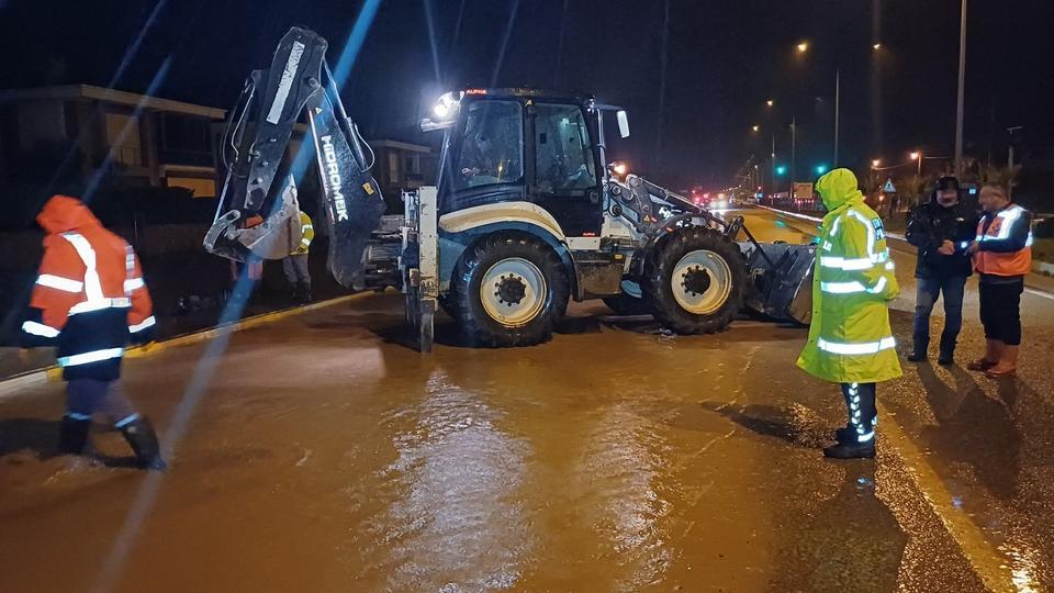 SU BASKINI NEDENİYLE TRAFİĞE KAPANAN İZMİR - ÇANAKKALE KARAYOLU TEKRAR TRAFİĞE AÇILDI EDREMİT KAYMAKAMI ODABAŞ: "ÇANAKKALE İSTİKAMETİNDE 2 ŞERİT TRAFİĞE TEKRAR AÇILDI"