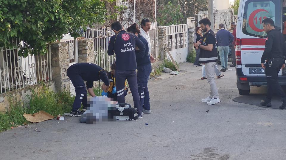 Polisin olay yerindeki incelemesinin ardından Şimşek'in cenazesi Bodrum Belediyesi Cenaze Hizmetleri aracı ile ön otopsi için morga kaldırıldı.