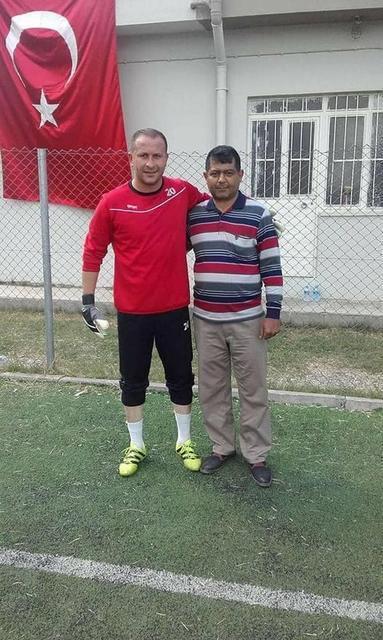 Aydın’ın Yenipazar İlçe Kaymakamlığı personeli ve uzun süre çeşitli futbol kulüplerinde oynayan 41 yaşındaki Ümit Mutlu, geçirdiği kalp krizi nedeniyle üç gündür verdiği yaşam mücadelesini kaybetti.